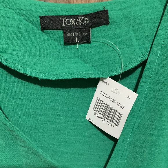 Green blouse, very elegant v neck. - Picture 3 of 3